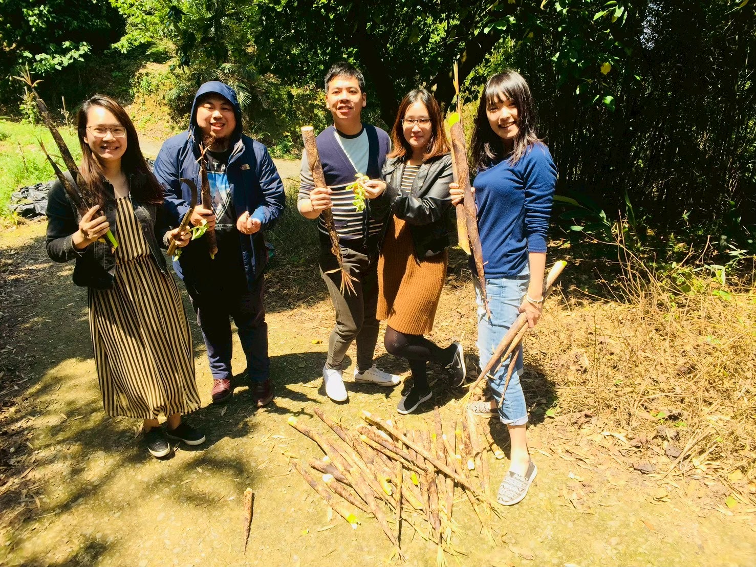 朋友在慕農客農園一起體驗採收